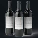 Étiquette Pour Bouteilles De Vin Glam Silver Parties scintillant Drip 50th Birthday<br><div class="desc">Ces étiquettes chics de bouteille de vin de cinquantième anniversaire présentent une bordure brillante en faux argent parties scintillant et un arrière - plan d'argent sombre. Personnalisez-les avec son nom en écriture manuscrite grise,  avec son anniversaire et la date ci-dessous en police sans serif.</div>
