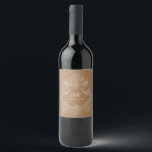 Étiquette Pour Bouteilles De Vin Golden Brown Romantic Crest Monogramme<br><div class="desc">Ce design fait partie d'une suite de faire-part de mariage rococo conçue avec des illustrations d'ornements botaniques baroques. Dans cette collection, vous trouverez des monogrammes romantiques de crêtes, des couronnes botaniques et des polices calligraphiques d'inspiration victorienne. J'espère que ce design classique antique vous servira pour célébrer un mariage élégant et...</div>