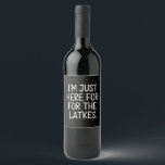 Étiquette Pour Bouteilles De Vin Hanoukka Je suis juste ici pour les Latkes juifs<br><div class="desc">Hanoukka Je suis juste ici pour la fête juive Latkes</div>
