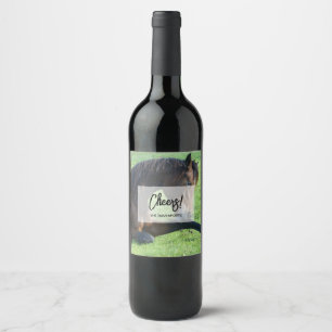 Étiquette Pour Bouteilles De Vin Joli Cheval Brown allongé dans l'herbe