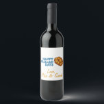 Étiquette Pour Bouteilles De Vin Joyeux Jours de Challah Hanoukka Chanukah cadeau d<br><div class="desc">Le design étiquette d'une bouteille de vin présente une illustration originale d'une miche de pain d'allah tressé, avec HAPPY CHALLAH DAYS dans une police amusante. Personnalisez simplement pour un cadeau Hanoukka unique. Ne vois-tu pas ce que tu cherches ? Vous avez besoin d'aide pour la personnalisation ? Cliquez sur "Contacter...</div>