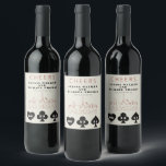 Étiquette Pour Bouteilles De Vin Las Vegas Casino Mariage Skyline<br><div class="desc">Un étiquette de vin mariage moderne et amusant pour accueillir vos invités pour votre mariage à Las Vegas! Cet autocollant de étiquette à vin personnalisé est doté de graphite noir en gras de carte à jouer costume graphiques, un rendu moderne de la ligne d'horizon de Las Vegas, et police et...</div>