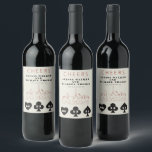 Étiquette Pour Bouteilles De Vin Las Vegas Casino Mariage Skyline<br><div class="desc">Un étiquette de vin mariage moderne et amusant pour accueillir vos invités pour votre mariage à Las Vegas! Cet autocollant de étiquette à vin personnalisé est doté de graphite noir en gras de carte à jouer costume graphiques, un rendu moderne de la ligne d'horizon de Las Vegas, et police et...</div>