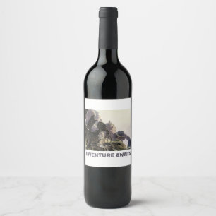 Étiquette Pour Bouteilles De Vin L'aventure vous attend. Paysage fantastique
