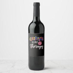Étiquette Pour Bouteilles De Vin Le courtepointe est ma thérapie   Drôle cadeau de 