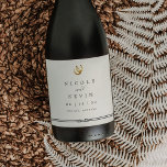 Étiquette Pour Bouteilles De Vin Lucky in Love | Rustic Horseshoes Mariage<br><div class="desc">Le design rustique pour les mariages de campagne, d'équitation ou de ranch est doté d'un lettrage brun prune foncé aux accents de script et d'une paire de fer à cheval d'aquarelle doré en haut. Personnalisez avec vos noms, votre date de mariage et votre emplacement. Une corde nouée, en fond de...</div>