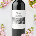 Étiquette Pour Bouteilles De Vin Mariage de carte d'embarquement de destination pho<br><div class="desc">Faites une bonne impression sur vos invités à votre mariage de destination avec des étiquettes de vin mariages de carte d'embarquement élégants! Ajoutez votre propre photo à ces étiquettes de vin mariage, ainsi que votre date de mariage, les noms, etc. Ce sticker minimaliste en calligraphie noir et blanc carte d'embarquement...</div>