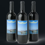 Étiquette Pour Bouteilles De Vin Mer côtière et salutations Bateaux à voile sur la<br><div class="desc">Seas 'n Salutations ! Ajoutez un peu de soleil à cette saison de vacances avec ces magnifiques Étiquettes de vin sur le thème côtier. La photo montre des voiliers amarrés dans la baie historique de Matanzas, à Saint Augustine, en Floride. Le ciel bleu azur, des reflets calmes dans les eaux...</div>