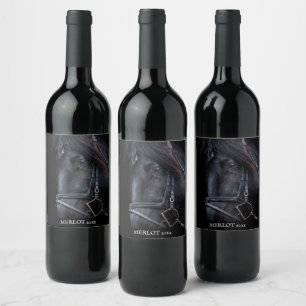 Étiquette Pour Bouteilles De Vin Mockup Elegant Cheval Noir Étiquette de vin person