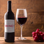 Étiquette Pour Bouteilles De Vin Moderne Ses Filles Se Transforment En Vin ! Bonne<br><div class="desc">Offrez à vos mamans cette journée de mères ces étiquettes de vin amusants,  faciles à personnaliser et les styles de police,  taille et couleurs peuvent être changés en cliquant sur le lien personnaliser plus loin après la personnalisation.</div>