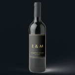 Étiquette Pour Bouteilles De Vin Monogramme élégant en faux or Save the Date<br><div class="desc">Modèle de label pour bouteille de vin classique noir Save the Date avec monogramme élégant en faux or.</div>