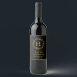Étiquette Pour Bouteilles De Vin Monogramme or vintage<br><div class="desc">Étiquettes vintages de Monogramme d'or. Design vintage Or Faux avec des accents dorés. Ajoutez une touche spéciale à votre fête avec ce magnifique étiquette de vin moderne, fait également un grand cadeau! Pour plus de personnalisation, cliquez sur le bouton "Customiser" et utilisez notre outil de conception pour modifier ce modèle....</div>