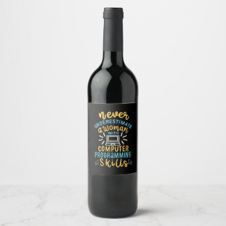 Étiquette Pour Bouteilles De Vin Ne Sous-Estimez Jamais Une Femme Avec Un Ordinateu