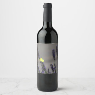 Étiquette Pour Bouteilles De Vin Papillon Jaune sur Photo Macro de Lavande Violette