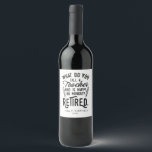 Étiquette Pour Bouteilles De Vin Professeur retraité Chef de l'école Retraite<br><div class="desc">Drôle professeur à la retraite disant que c'est parfait pour le cadeau de départ à la retraite pour votre collègue préféré qui a un bon sens de l'humour. Le dicton sur ce cadeau pédagogique moderne à la retraite dit : "Comment appelez-vous un enseignant qui est heureux lundi? Retraité." Ajoutez un...</div>