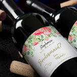 Étiquette Pour Bouteilles De Vin Serez-vous ma proposition de servante d'honneur ca<br><div class="desc">Personnalisé sera-tu ma servante d'honneur / demoiselle d'honneur / matron d'honneur / fille de fleur éditable cadeau étiquette de vin en texte doré avec grand blush et corail rose élégant roses de jardin avec feuillage vert sauge et feuilles sur un arrière - plan blanc clair. Idéal pour un jardin d'été...</div>
