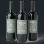 Étiquette Pour Bouteilles De Vin Soirée personnalisée vintage de 35 ans<br><div class="desc">Ajoutez un peu d'originalité à votre garde-robe avec ce design graphique d'anniversaire vintage avec des lettres de police de typographie impressionnantes. C'est une excellente idée cadeau pour les hommes, les femmes, les maris, les femmes, les petites amies et les petits amis qui vont adorer cette oeuvre d'art unique. Il fait...</div>