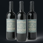 Étiquette Pour Bouteilles De Vin Thème whisky 65e anniversaire personnalisé vintage<br><div class="desc">Vous pouvez ajouter une touche d'originalité à votre collection de vêtements avec ce design graphique d'anniversaire classique vintage avec une typographie géniale et un lettrage de police. C'est une excellente idée cadeau pour les hommes, les femmes, les maris, les épouses, les petites amies et les petits amis qui adoreront cette...</div>