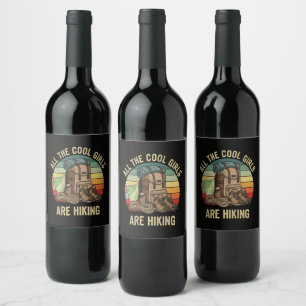Étiquette Pour Bouteilles De Vin Toutes les filles cool font de la randonnée rétro