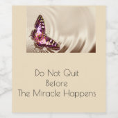 Étiquette Pour Bouteilles De Vin Un papillon rose sur un arrière - plan satiné crèm (Étiquettes simples)