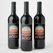Étiquette Pour Bouteilles De Vin Une Femme En Vélo (Bouteilles)