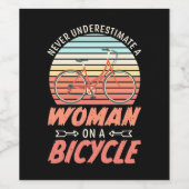 Étiquette Pour Bouteilles De Vin Une Femme En Vélo (Étiquettes simples)
