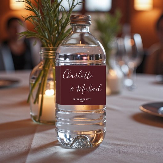 Étiquette Pour Bouteilles D'eau Elegant Deep Burgundy Script Minimalist Wedding