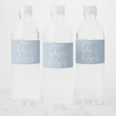 Étiquette Pour Bouteilles D'eau Élégant Script Dusty Baby shower bleu (Bouteilles)