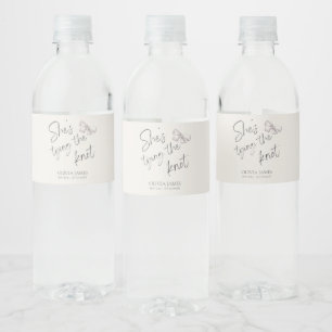Étiquette Pour Bouteilles D'eau Elle attache la douche nuptiale du noeud