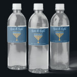 Étiquette Pour Bouteilles D'eau Hanoukka Love & Light Custom Menorah Party<br><div class="desc">Cute custom Love and Light Hanoukka étiquettes de bouteille d'eau pour une famille juive Chanukah dîner fête avec une synagogue. Personnalisez ce joli accessoire avec votre nom de famille ou informations de groupe en bleu sous la jolie menorah or.</div>