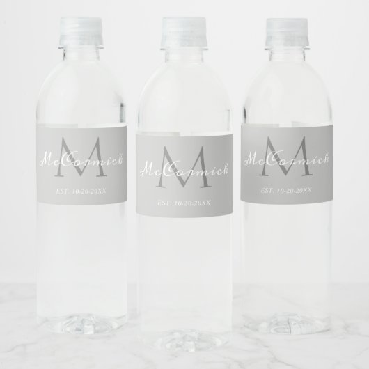 Étiquette Pour Bouteilles D'eau Mariage de Monogramme gris blanc moderne (Bouteilles)