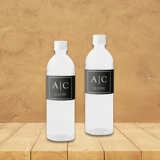 Étiquette Pour Bouteilles D'eau Mariage de Monogramme noir classique moderne