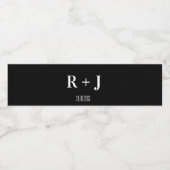 Étiquette Pour Bouteilles D'eau Mariage de monogramme noir et blanc moderne (Étiquettes simples)