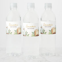 Un bébé brasse du café