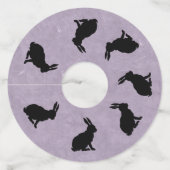 Étiquette Pour Verre De Vin Groupe de lapins assis noirs sur pourpre (Devant)