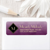 Étiquette Purple Brossé Élégant Avec Monogramme Or Simple (En situation)