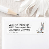 Étiquette QU'EST-CE QU'IL Y A DOC?™ BUGS BUNNY™ Trou de lapi (En situation)