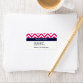 Étiquette Raspberry Lg Chevron Marine Nom bleu Monogramme (En situation)