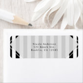 Étiquette Rayures noires et blanches Invitation rayée modern (En situation)