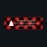 Étiquette Red Buffalo Check Christmas Tree Retourner l'adres<br><div class="desc">Un motif de buffle noir chèque plaid et rouge classique se sent frais et moderne pour les vacances avec un noir massif arbre de Noël graphique et texte d'adresse de retour personnalisé.</div>