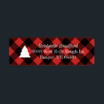 Étiquette Red Buffalo Check Christmas Tree Retourner l'adres<br><div class="desc">Un motif de buffle noir chèque plaid et rouge classique se sent frais et moderne pour les vacances avec un noir massif arbre de Noël graphique et texte d'adresse de retour personnalisé.</div>