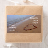 Étiquette Red Rocks Heart sur la plage de sable (En situation)