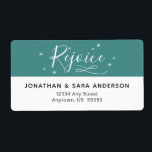 Étiquette Réjouissez | Turquoise et blanc Retour de Noël<br><div class="desc">Cette étiquette religieuse d'adresse de retour de Noël comporte le mot "Rejoice" en calligraphie de style manuscrit blanc. L'arrière - plan est turquoise et accentué d'étoiles dessinées à la main.</div>