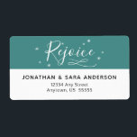 Étiquette Réjouissez | Turquoise et blanc Retour de Noël<br><div class="desc">Cette étiquette religieuse d'adresse de retour de Noël comporte le mot "Rejoice" en calligraphie de style manuscrit blanc. L'arrière - plan est turquoise et accentué d'étoiles dessinées à la main.</div>