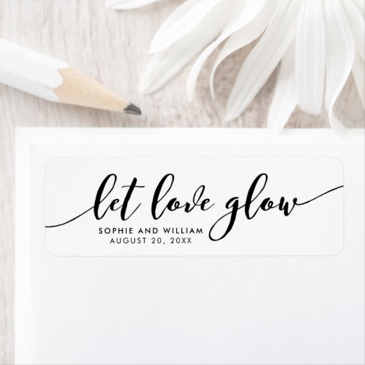 Étiquette Relax Script Let Love Glow Wedding Favor Label (En situation)