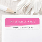 Étiquette RETOUR ADRESSE simple moderne bold angles rose (En situation)