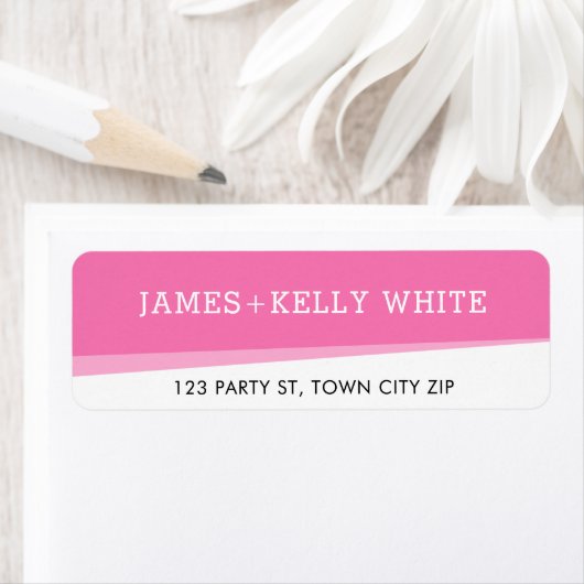 Étiquette RETOUR ADRESSE simple moderne bold angles rose (En situation)