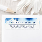 Étiquette RETOUR ADRESSE stylisée bleu marine aquarelle (En situation)