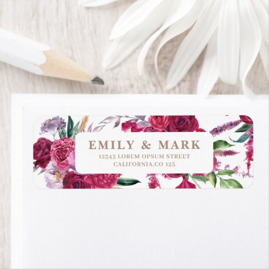 Étiquette Romantic Burgundy  Floral Wedding return address (En situation)