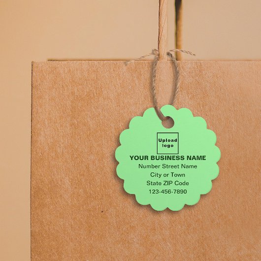 Étiquette ronde de marque commerciale sur vert cla
